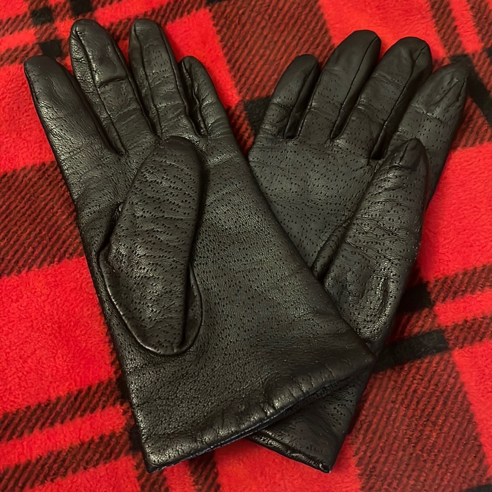 Black nappa leather gloves. Women’s size small